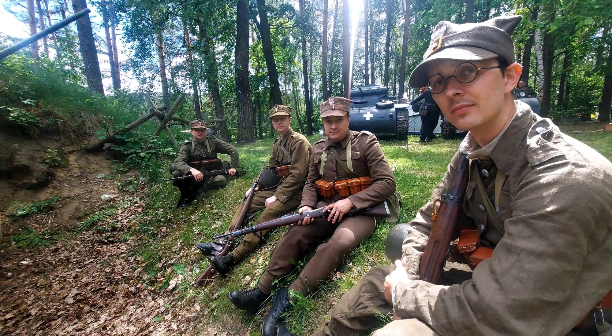 Rekonstruktorzy Wojska Polskiego podczas odpoczynku w terenie