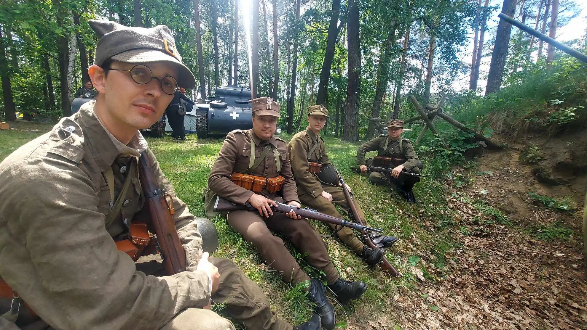 Rekonstruktorzy Wojska Polskiego SRH Wrzesień 39 w terenie leśnym