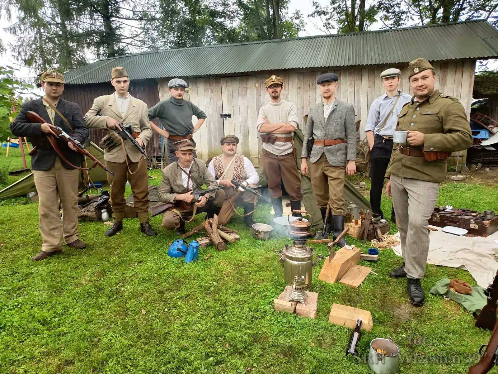 Rekonstruktorzy przy historycznym obozowisku i ognisku
