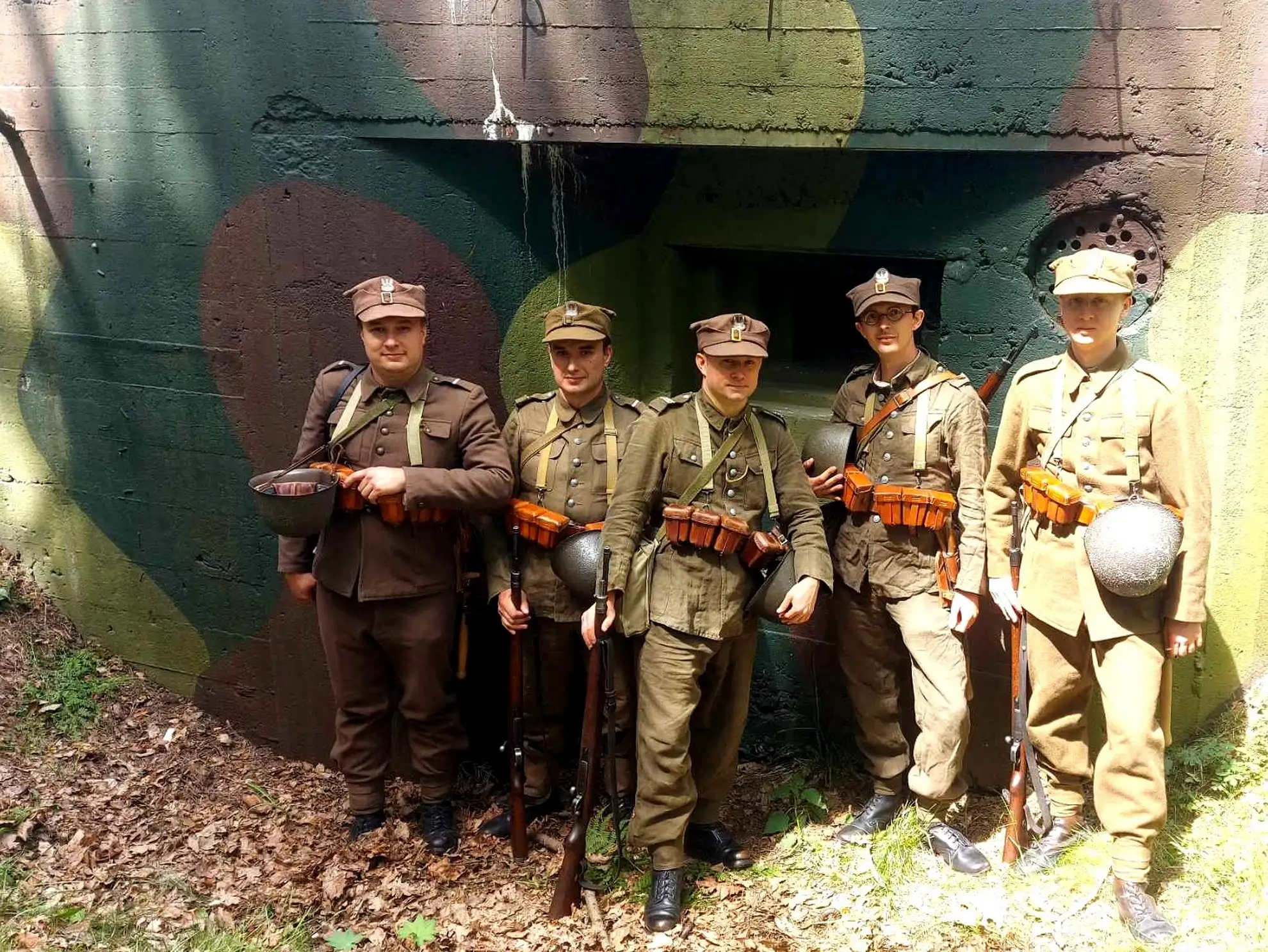 Żołnierze Wojska Polskiego przy bunkrze