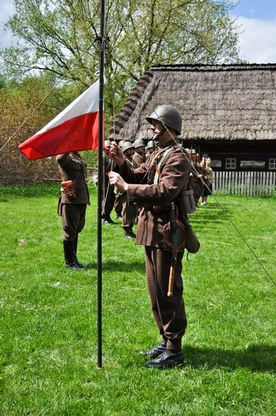 Członek Sekcji Polskiej SRH Wrzesień 39 w historycznym umundurowaniu